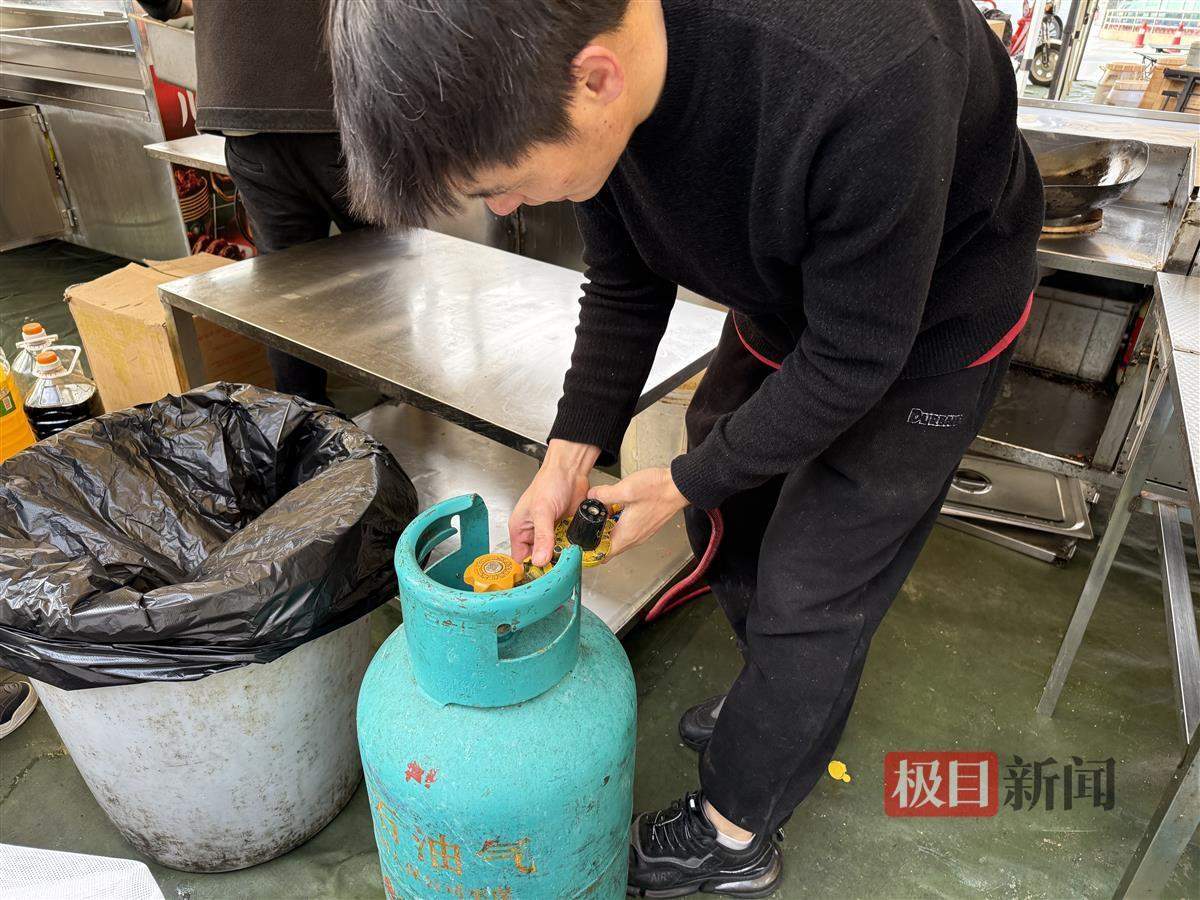 90后小伙摆摊炒饭走红网络引来网友“在线征婚”，本人回应：已有相亲对象正在接触