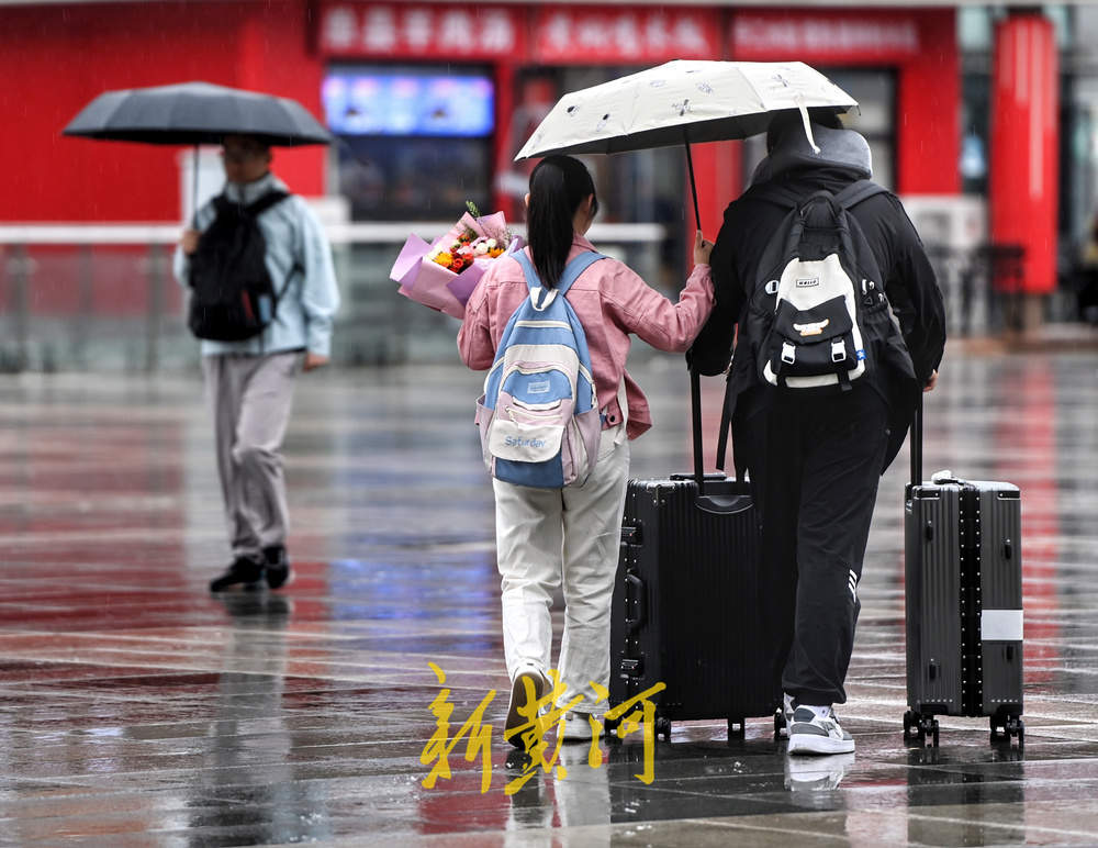 火车站里人从众，市民开启假期赶路模式