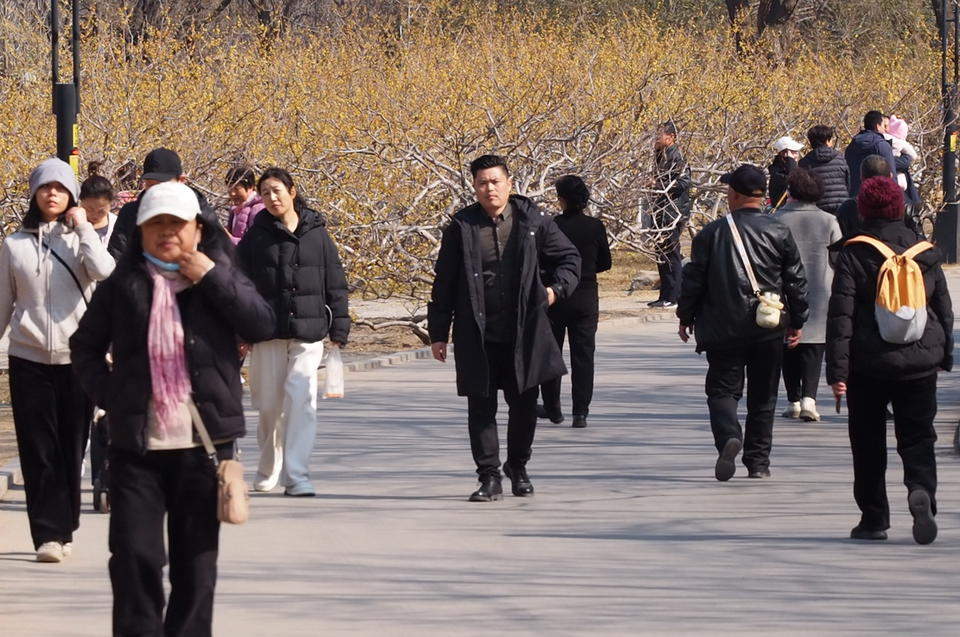 济南春光明媚气温回升，大批市民“轻装”游园