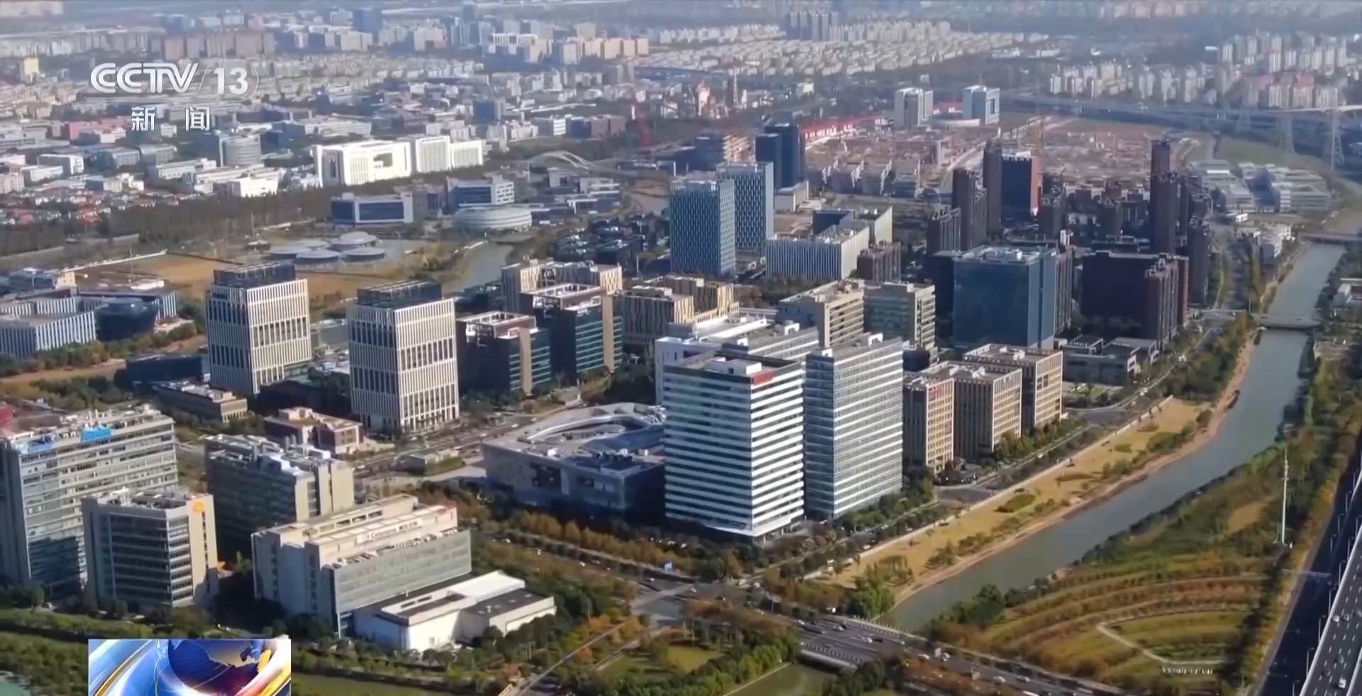 一天跑4个场地！走下舞台的机器人都在忙什么？