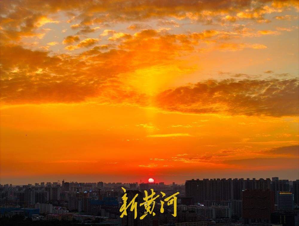 云烧天际千重火，湖纳黄昏万缕红