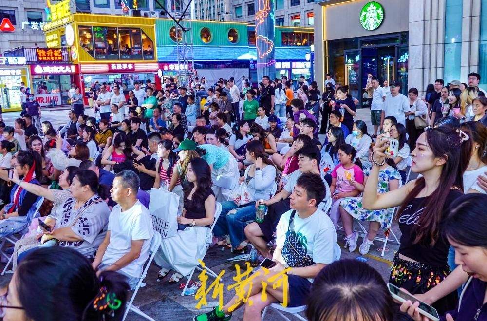 青春不止步，济南商圈上演毕业舞会燃动仲夏之夜