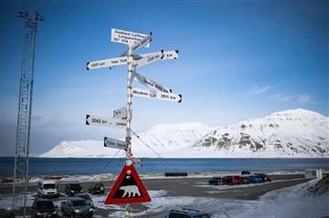 气候变暖 世界最北机场跑道“融化”