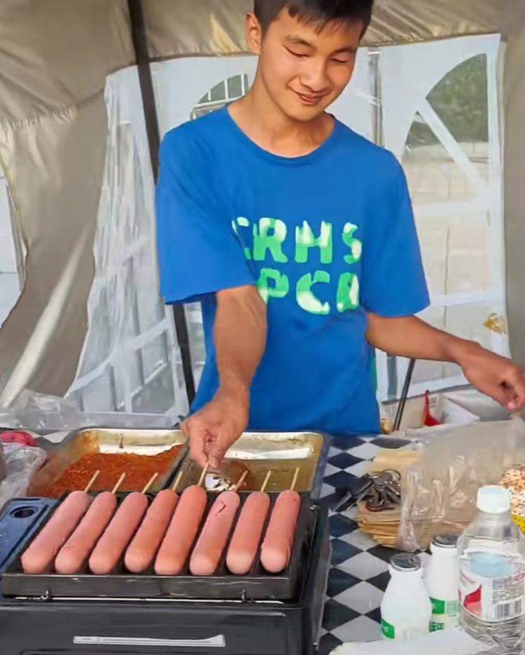 脑瘫少年卖爆米花自食其力 小摊位背后藏着母亲的爱