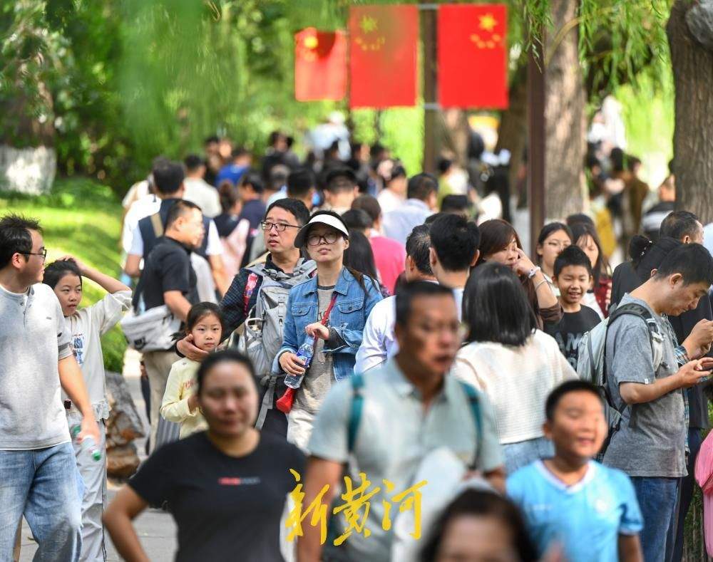 游人如织，国庆假期大明湖人气爆棚