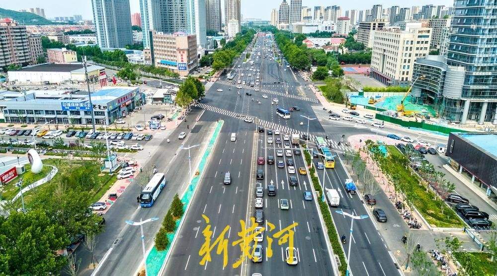 济南经十路这一段道路恢复见成效：全新隔离带与斜向斑马线亮相