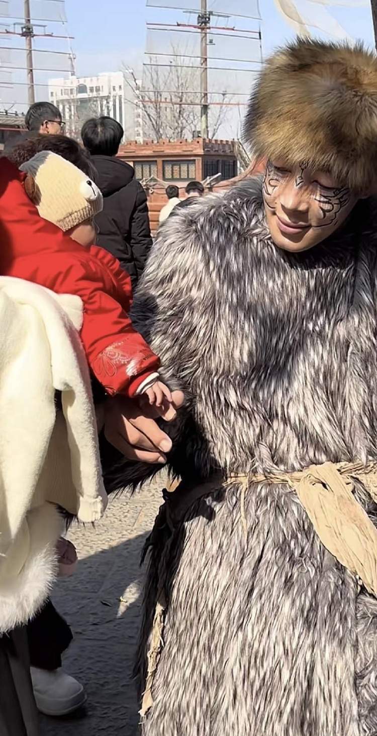 对话河南万岁山2米33“巨人”演员：没巨人症，睡3米床穿59码鞋