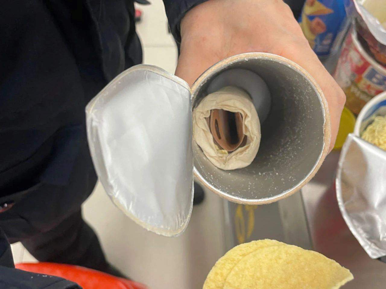 薯片桶、泡面桶内藏欧元 海关：不予放行！