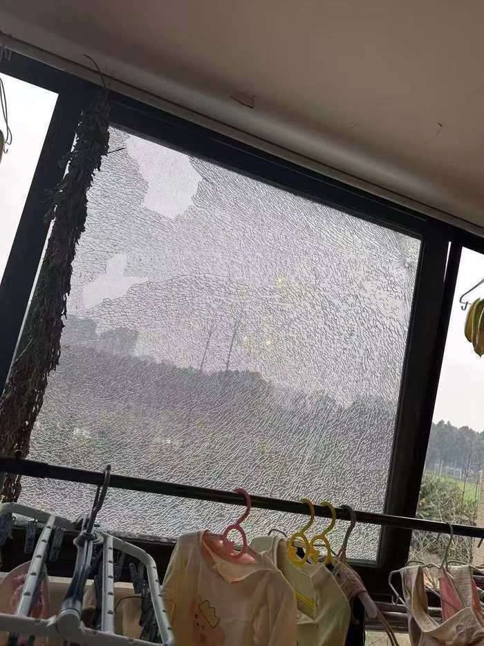 成都一小区多家窗户玻璃被钢珠击碎 公安介入调查