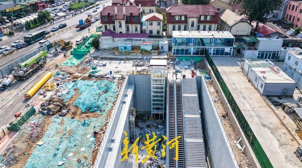 济南地铁6号线经一路与站前街交叉口西北角地铁站出入口亮相