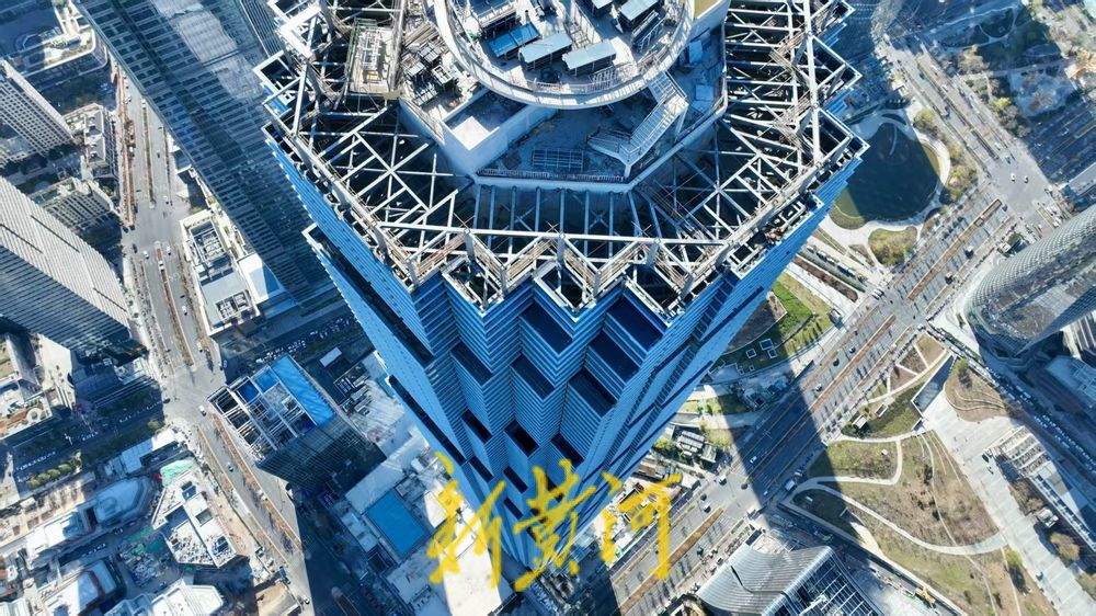 济南绿地山东国际金融中心塔冠幕墙安装推进，即将全面封顶