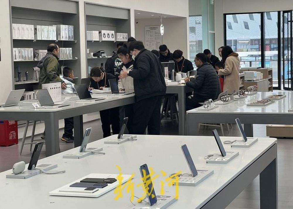 “手机国补”落地济南首日 数码卖场产品销量翻番