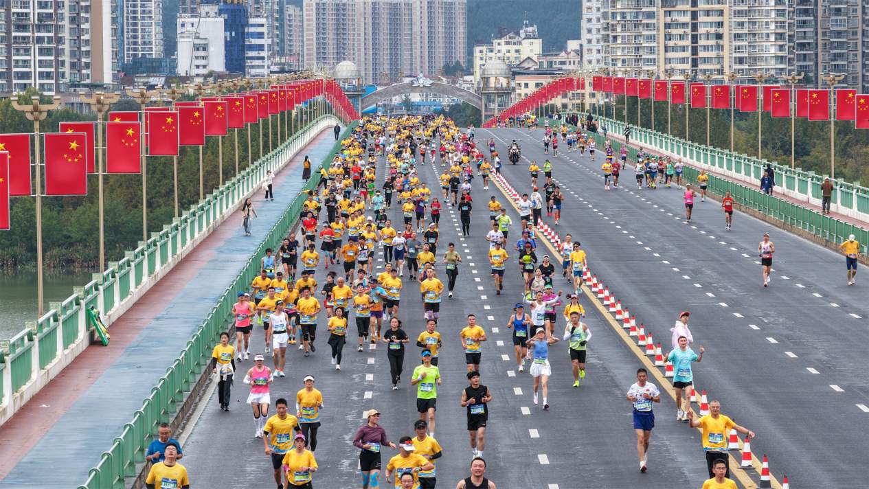 遂宁银行·2025遂宁观音湖马拉松鸣枪开跑!