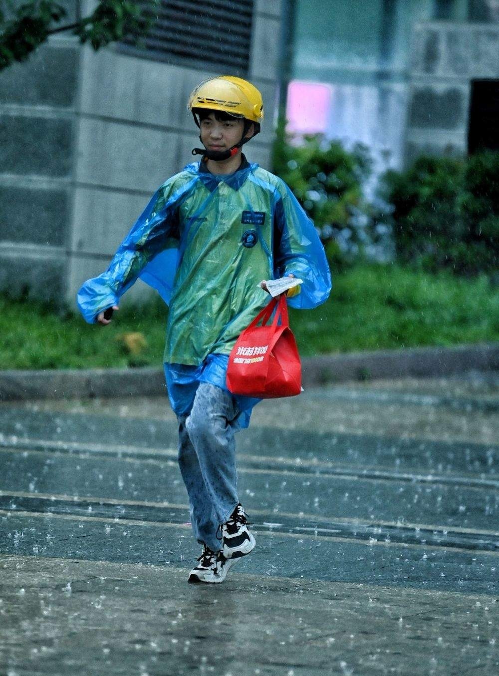 济南大雨来袭，外卖小哥街头奔跑送餐