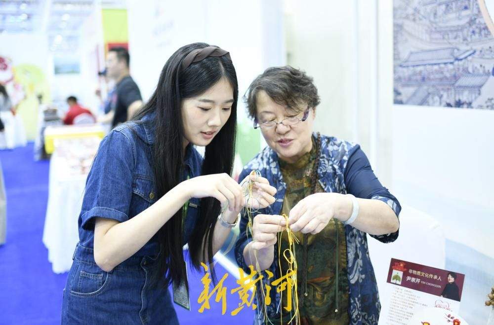 从老字号美食到高校工业设计 烟火济南市集为数博会添“文化味”