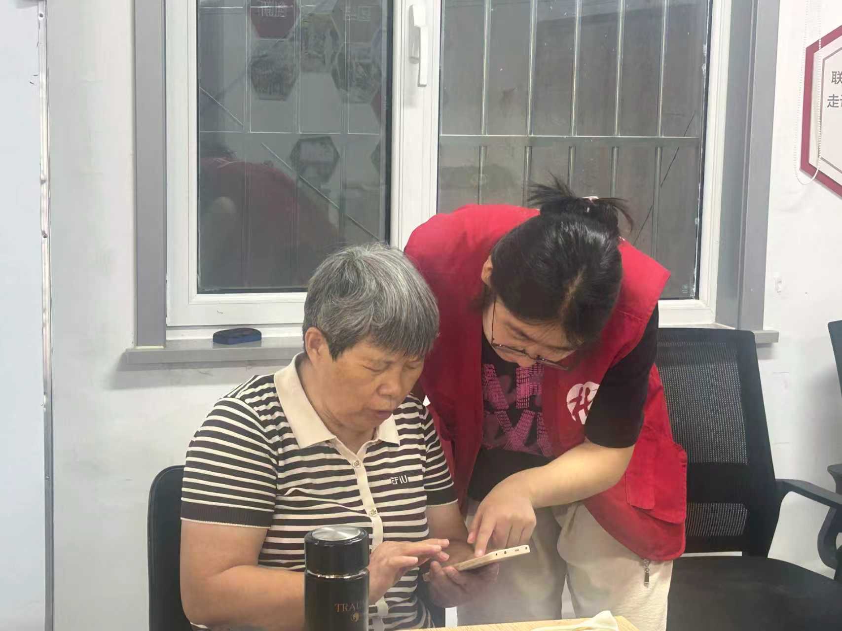 融媒·画像丨一件红马甲，赓续米奶奶的“薪火”——长大后，我就成了“你”