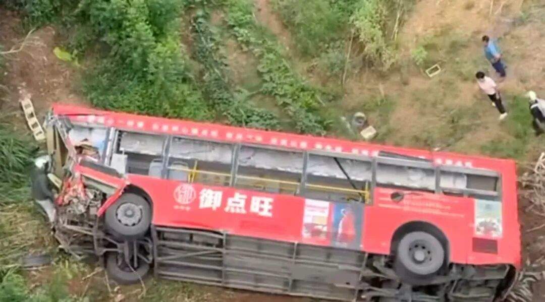 广西梧州公交车坠翻事故致3人死亡，排除酒驾、毒驾肇事嫌疑，警方最新通报→