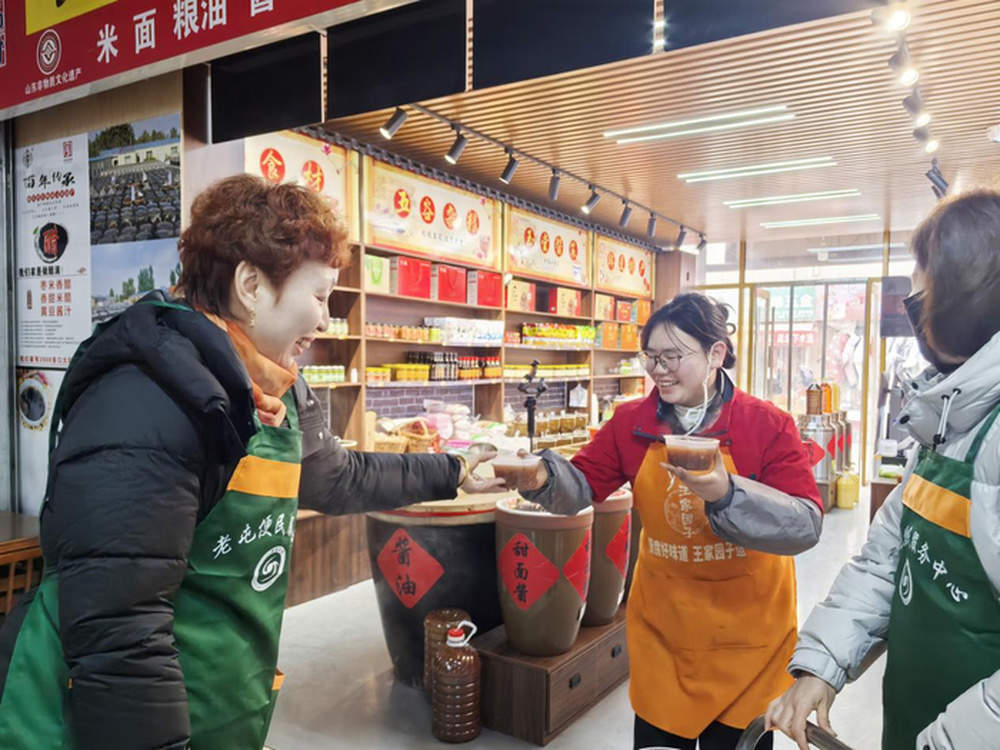 暖心！济南一市场免费送出腊八粥