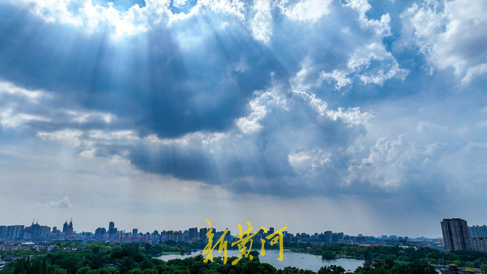 高温与蓝天白云相伴 泉城天空现“丁达尔”效应