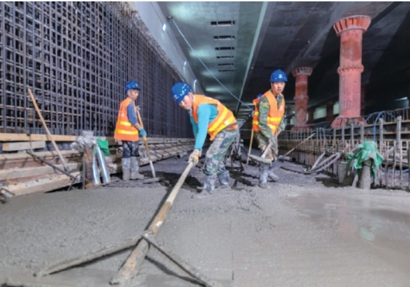 山东首座超浅埋全暗挖地铁车站完成主体施工