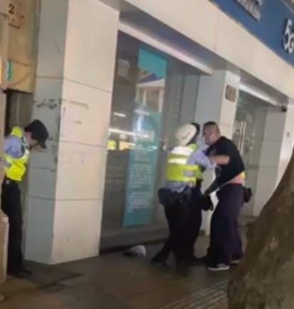 上海警方回应“男子持刀袭警”:携带违禁刀具被控制,民警“没什么事”