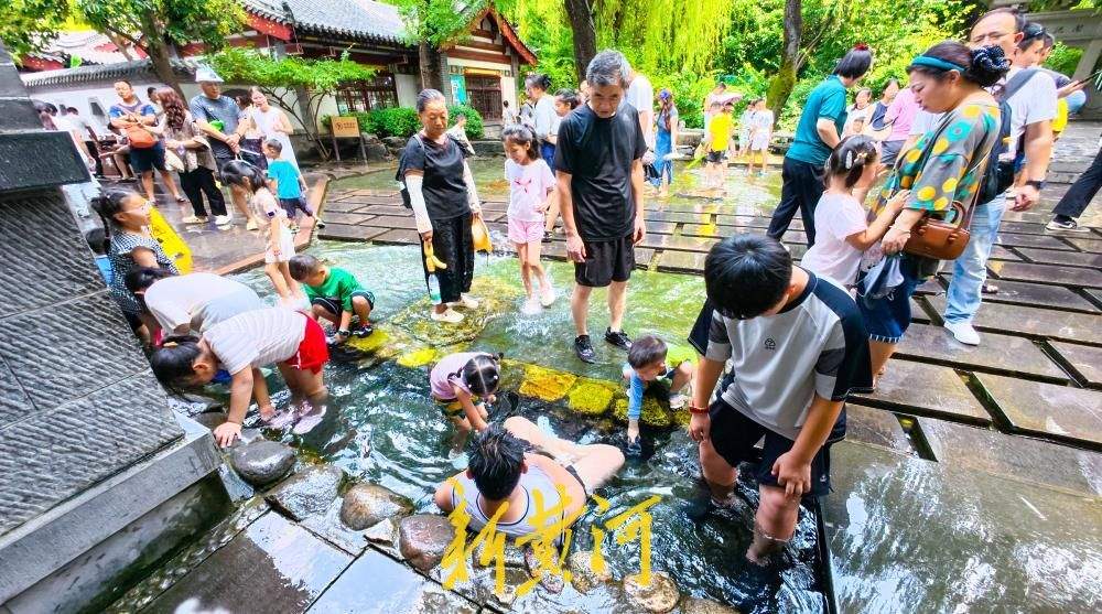 高温天气持续，“清泉石上流”景观迎来纳凉客流高峰