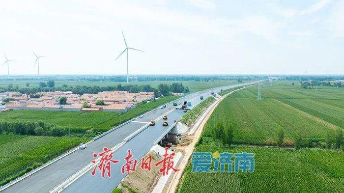 济南至宁津项目全线沥青上面层施工圆满完成