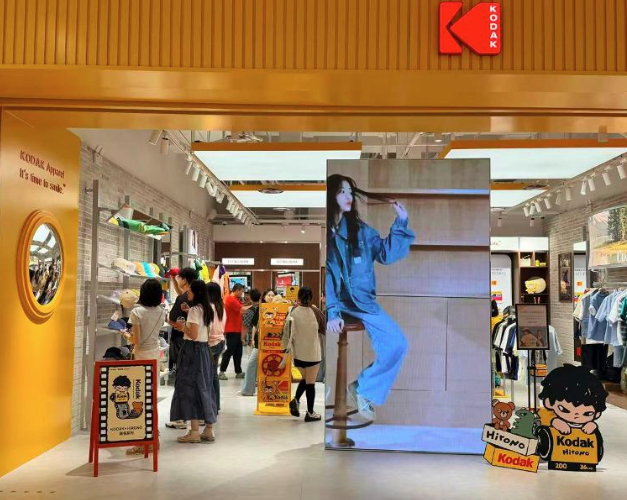 胶卷公司柯达做起服装生意，华中首店周末日均进店超千人