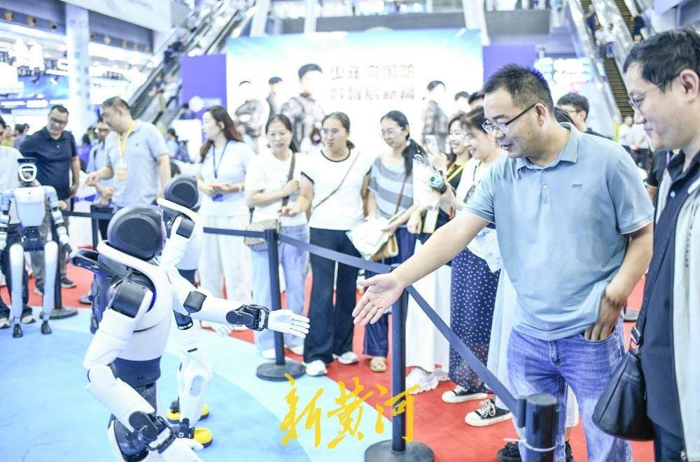 济南：具身智能会客厅亮相数博会，机器人成“文化共创伙伴”