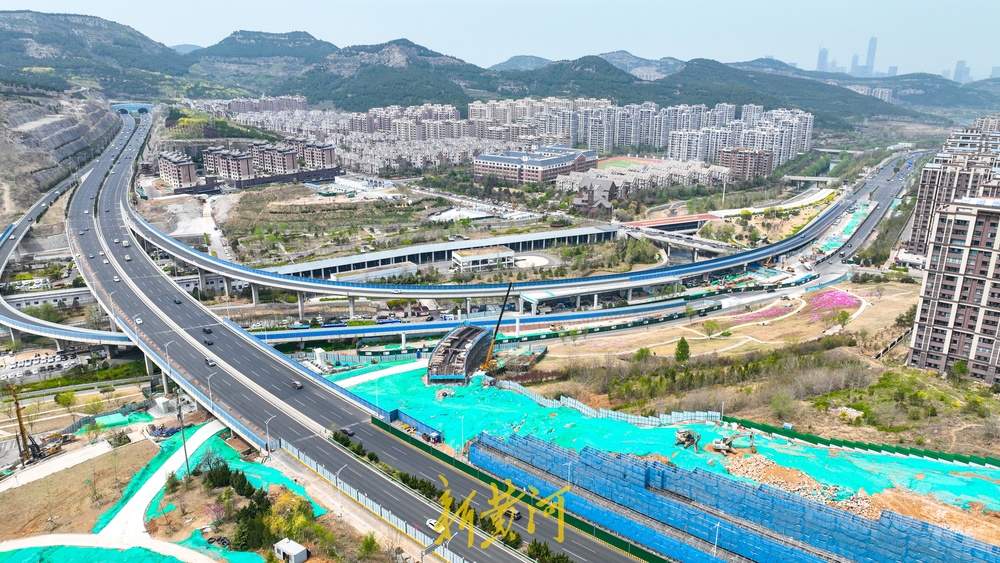 济南网红花卉山坡建起弧形匝道，将连通二环南路快速路 
