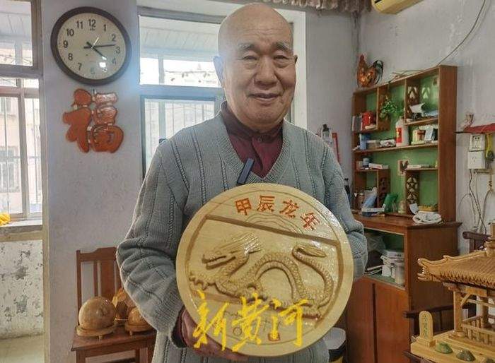 栩栩如生！济南八旬老人耗时俩月在木板上腾起“中国龙”  