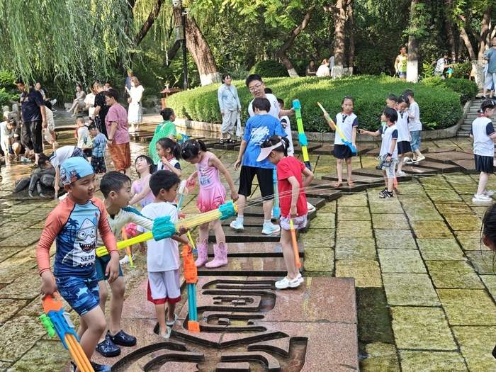 39℃高温抵挡不住的热情，五龙潭18℃清凉“爆改”高温剧本，从孩子戏水玩到老人下棋