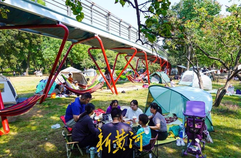 深秋济南温暖舒适，泉城公园帐篷吊床成“秋日乐园”
