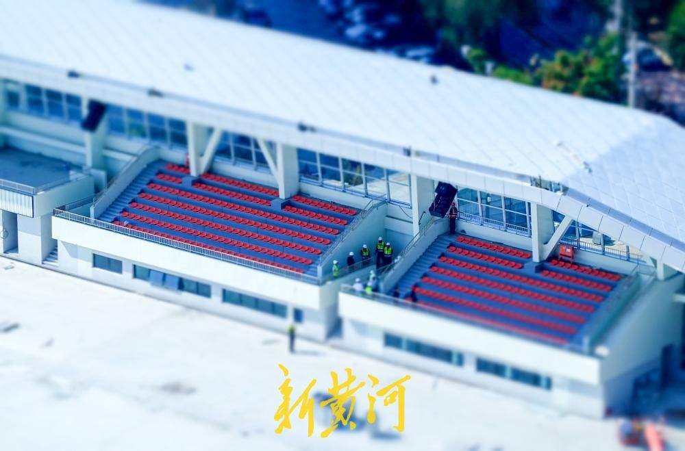 济南槐苑体育文化公园新建运动场 看台座椅安装到位