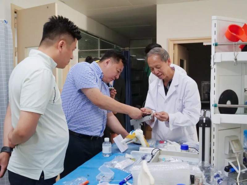 复旦大学附属中山医院青浦分院骨科刘佐庆主任一行莅临华夏源考察交流