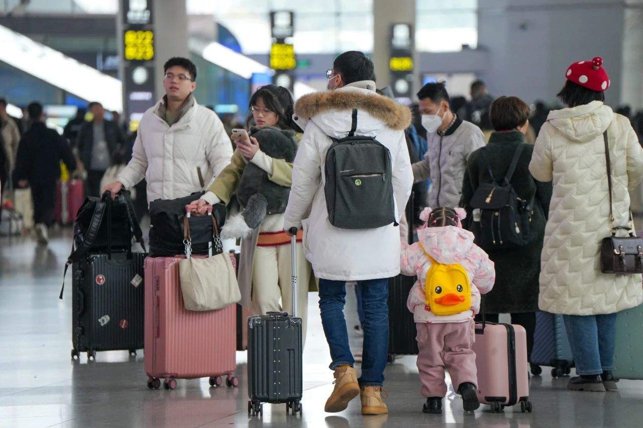 行李箱里“爸妈满满的爱”,都能带上火车吗?