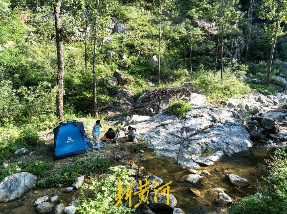 云天收夏色！满目苍翠迎立秋，山涧溪流觅清凉