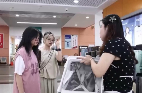 开学季带动箱包热销！带杯架、防潮袋等款式受青睐