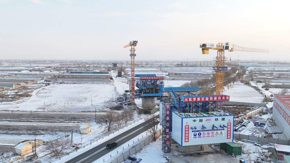 青春正当燃！兰张高铁的“数智脊梁”