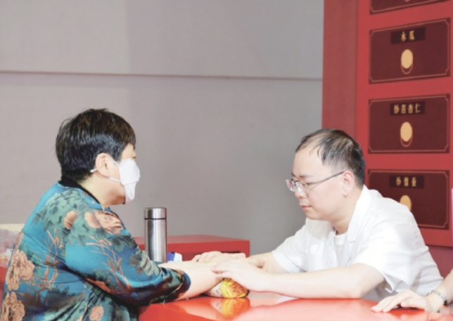 夜幕下的“望闻问切”火了：脆皮青年爱上养生局