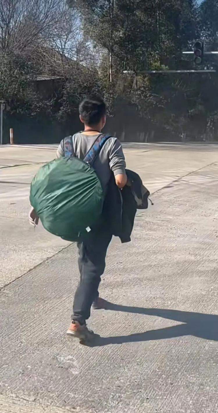 小伙从深圳步行650km回衡阳过年，本人发声