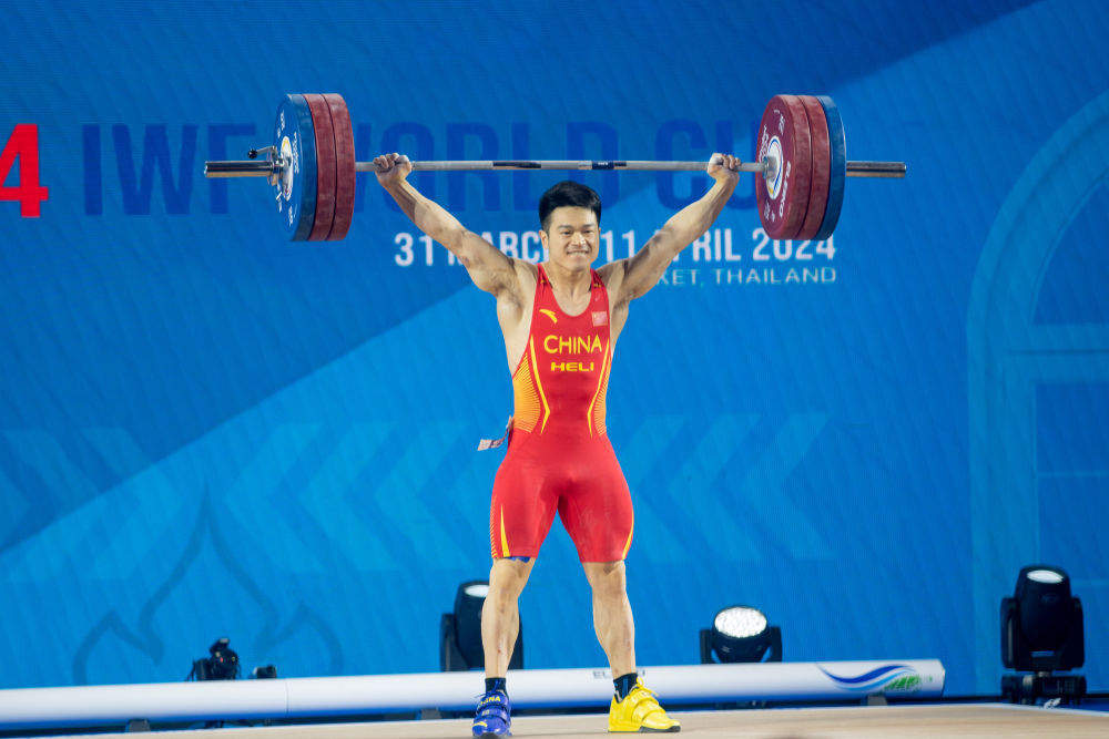举重全国杯：石智勇获73公斤级抓举金牌