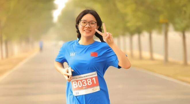 融媒·画像丨十本献血证、三千公里骑行数，以及四块半程马拉松奖牌——21岁姑娘的“别样勋章”