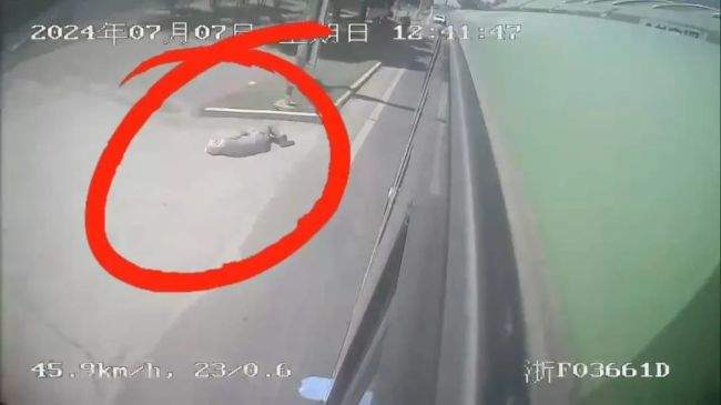 超暖心!老人中暑晕倒 大哥果断停车救助