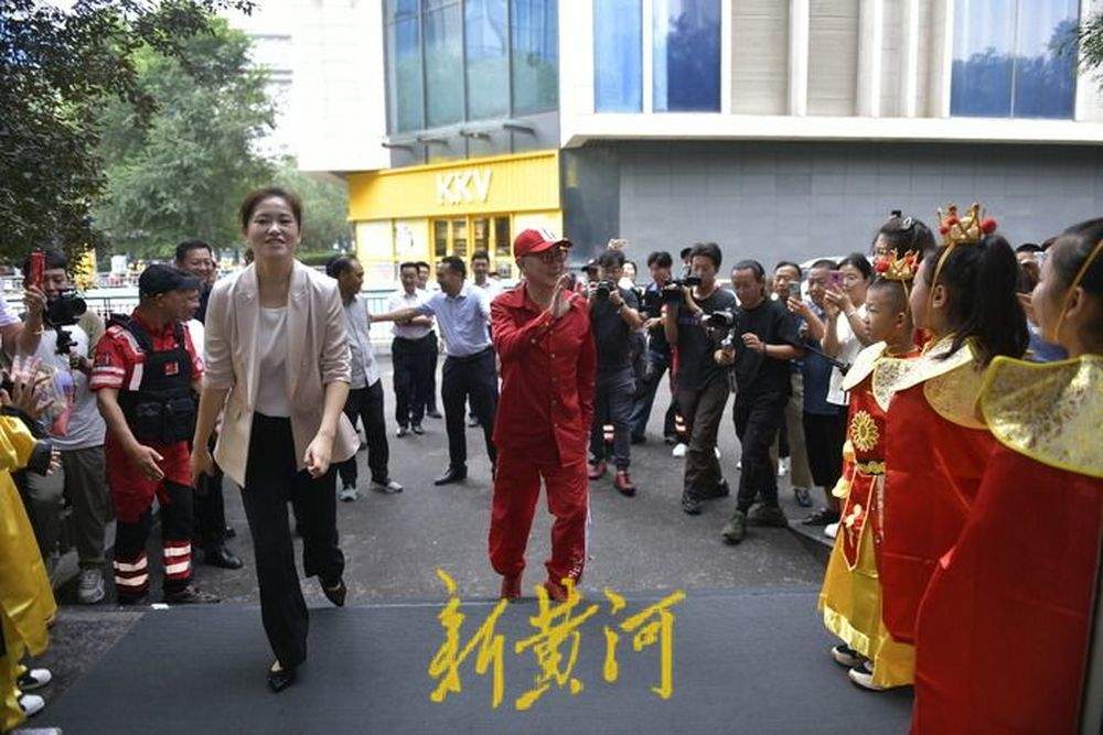 六小龄童现身泉城，为济南首家“美猴王慈善公益书屋”揭牌