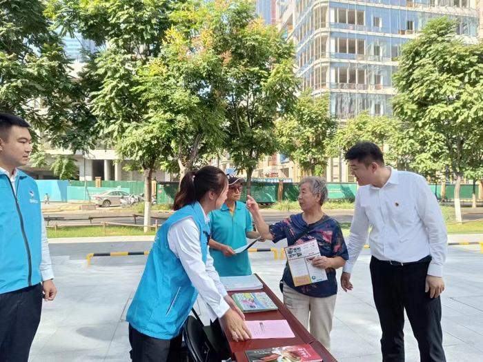 新款“红墩墩”在济南中央商务区“暖萌开跑”