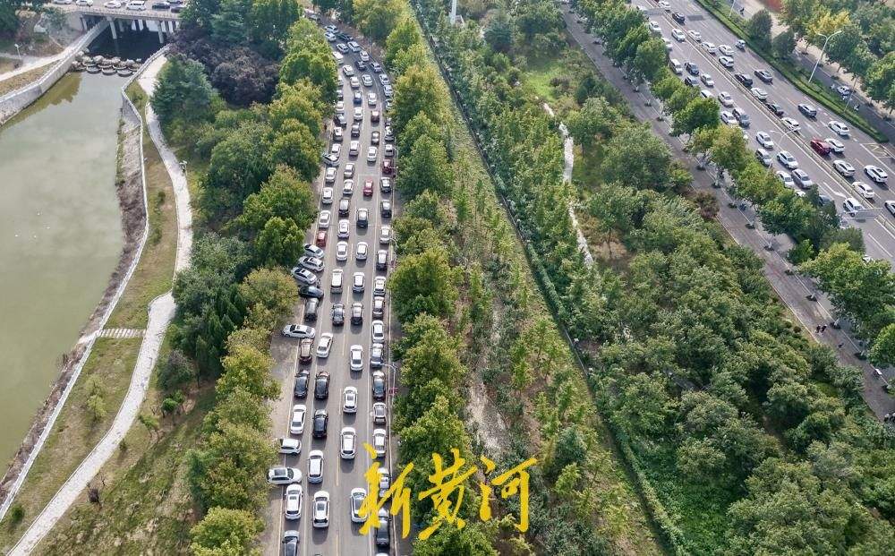 济南长清大学城迎来新生报到高峰，警校联动疏导交通保障开学秩序