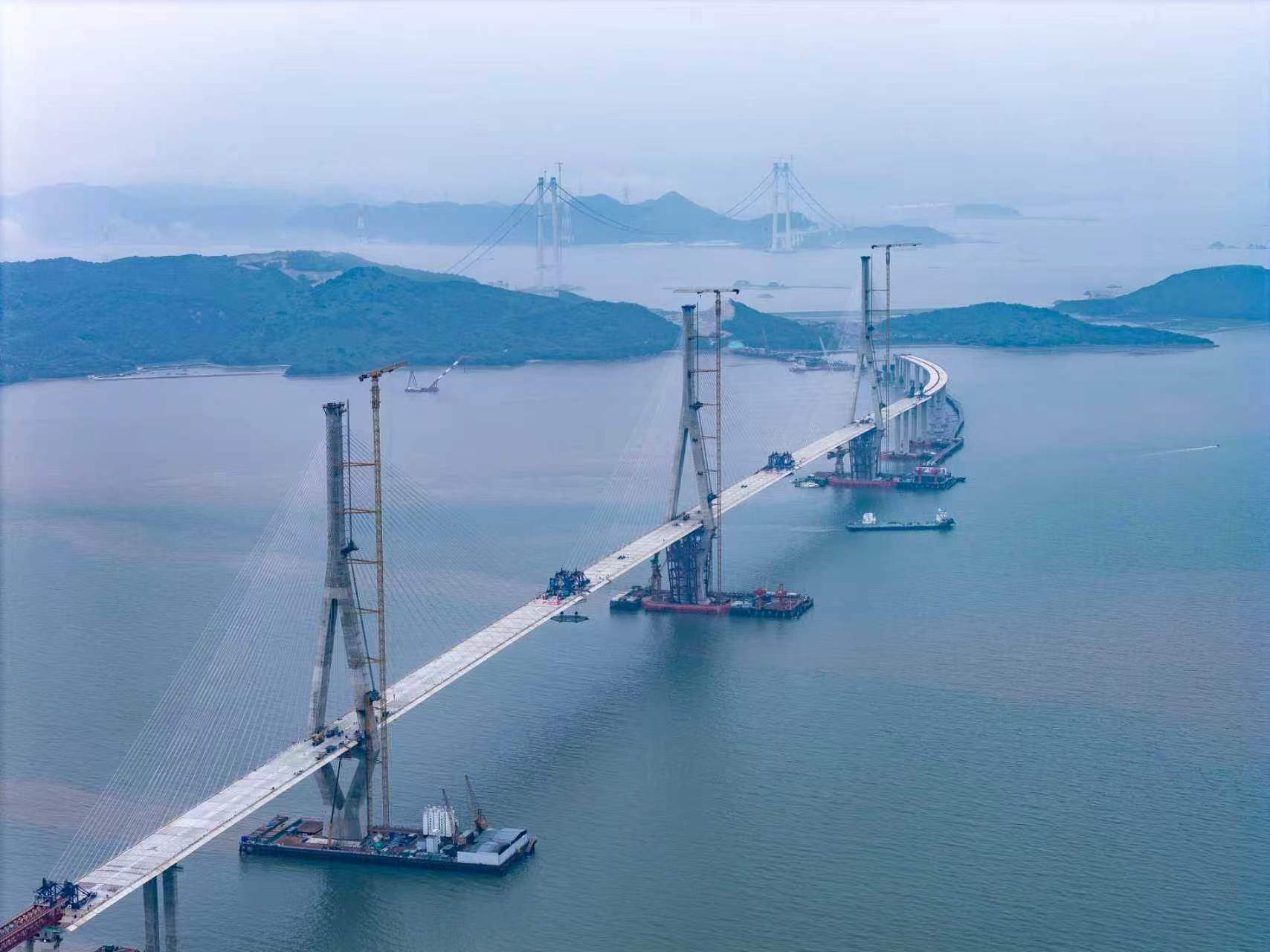 世界最大跨度三塔钢箱梁斜拉桥——青龙门特大桥主桥合龙