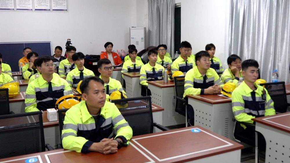 新华视点｜春节的坚守与担当 温暖相伴共赴团圆