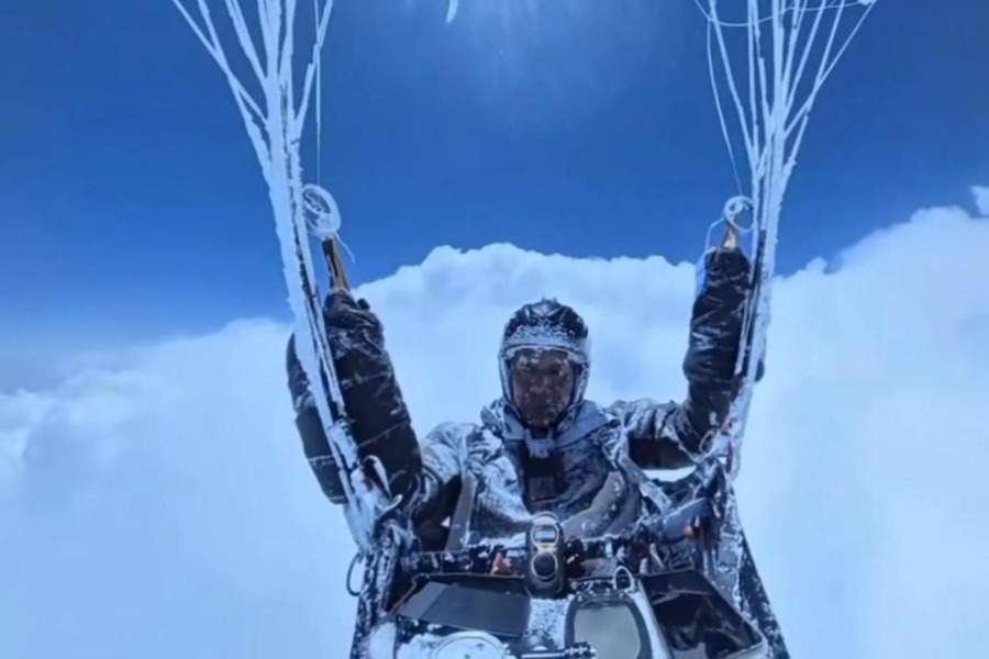 男子玩滑翔伞被云吸至8000米高空 官方通报